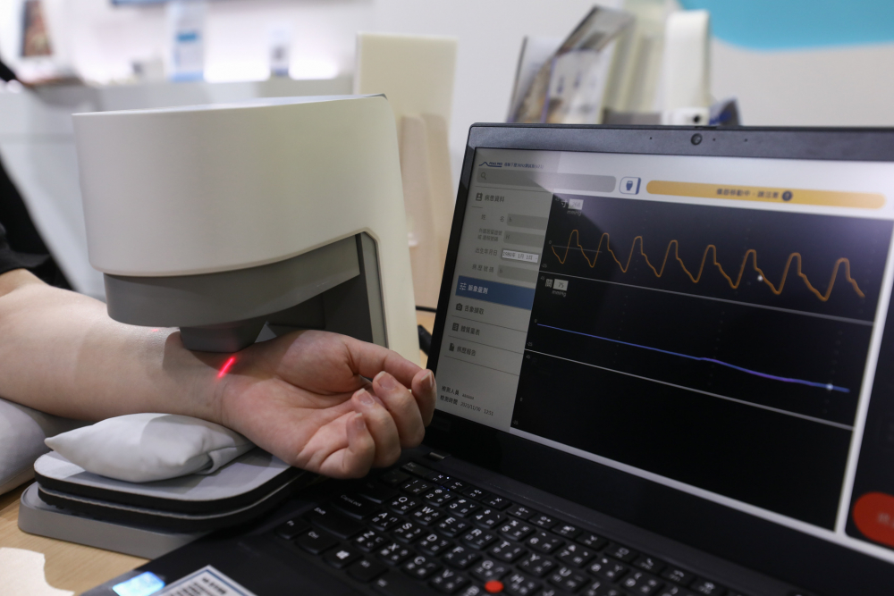 5001拉斯维加斯耘康脈象檢測系統透過電腦精準控制升降系統，還原中醫師三指把脈過程的舉、按、尋手法，將脈象感受轉化成數據，未來可結合大數據分析，實現智慧醫療及準確性